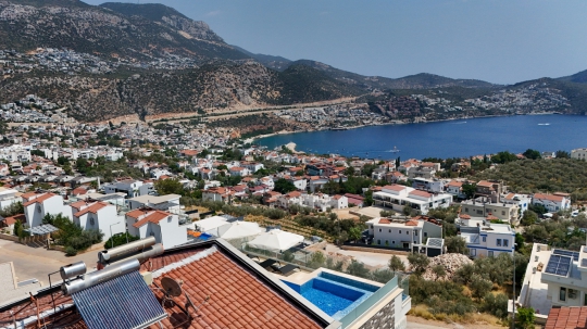 Villa Zima 1’in yüksek konumundan Kalkan, Kalamar ve çevresinin panoramik deniz ve şehir manzarası görülebilmektedir.