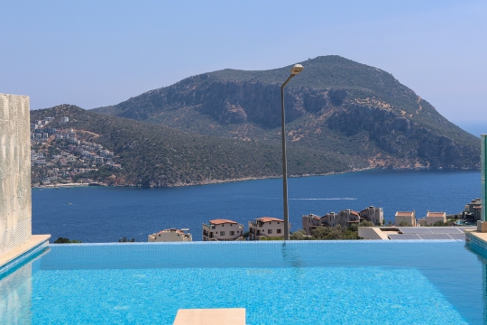 Villa Zima 2’nin sonsuzluk havuzundan Kalkan’ın eşsiz deniz, koy ve doğa manzarası kesintisiz olarak izlenebilmektedir.