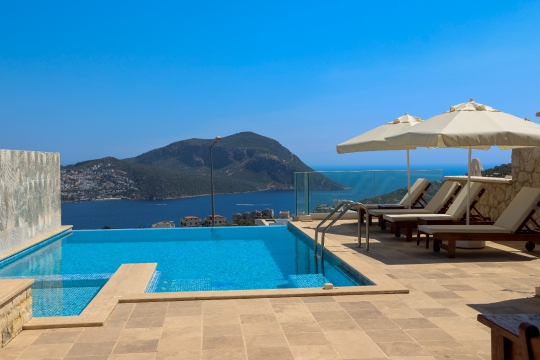 Villa Zima 2 Kalkan Kalamar’da deniz ve doğa manzaralı sonsuzluk havuzu, şezlongları ve geniş terasıyla keyifli bir tatil ortamı sunmaktadır.