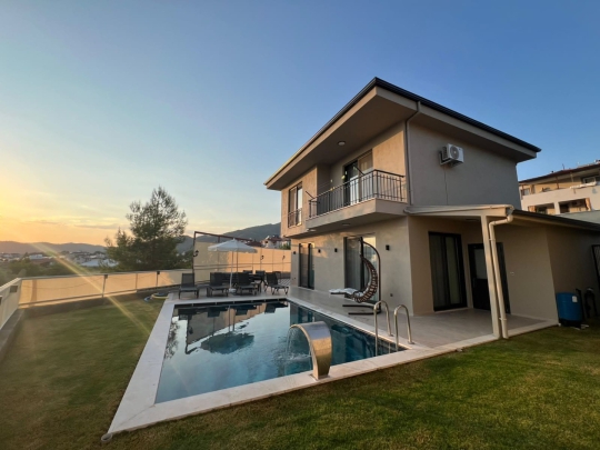 Geniş bahçesi, özel havuzu ve modern mimarisiyle Villa Şirinay 2, Fethiye kiralık villa seçenekleri arasında öne çıkıyor.