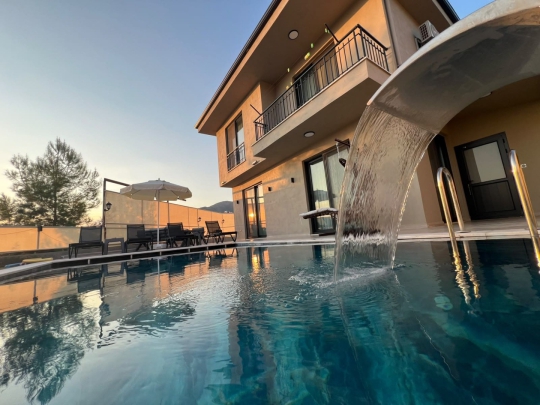 Özel havuzdan villa manzarasıyla Villa Şirinay 2, Fethiye’de lüks ve huzurlu bir tatil deneyimi sunuyor.