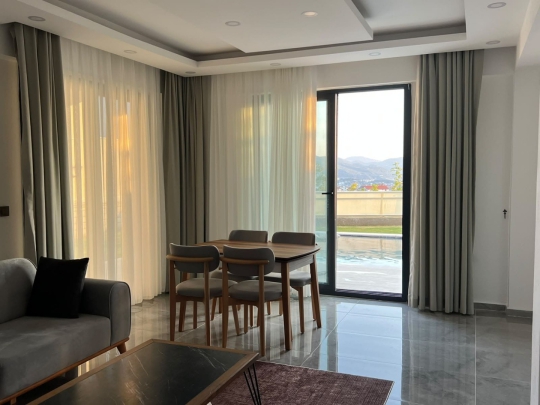 Geniş camları ve doğal ışık alan yemek bölümüyle Villa Şirinay 2, keyifli tatil sofraları için ideal bir ortam sağlar.