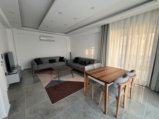 Ferah oturma alanı ve şık dekorasyonuyla Villa Şirinay 2, ailelere uygun konforlu bir yaşam alanı sunmaktadır.