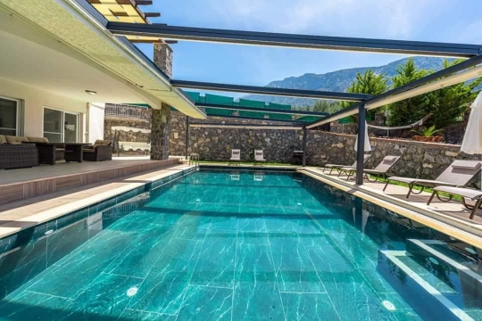 Villa Heves 2 geniş havuz terası ve modern mimarili kiralık villa görüntüsü