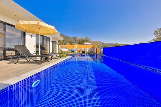 Korunaklı yapısı ve masmavi suyuyla sadece size özel havuz deneyimi.