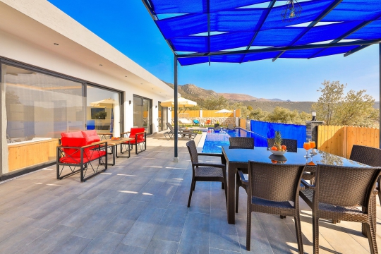 Güneşten korunarak vakit geçirebileceğiniz gölgelikli şık oturma alanı.