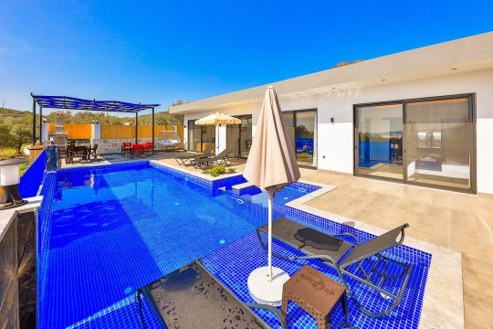 Modern mimari, cam cepheler ve ferah teras alanı.