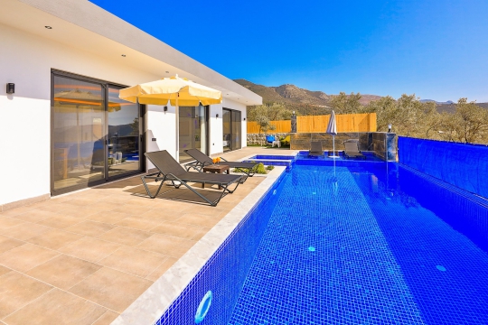 Gün boyu güneş alan, bakımlı ve temiz özel villa havuzu.