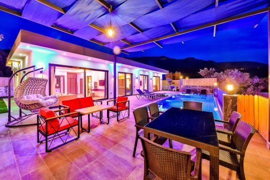 Renkli ışıklandırma altında akşam sefası yapabileceğiniz teras.