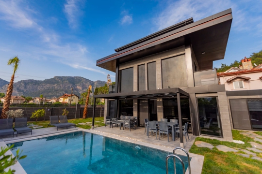 Modern mimarisi, gölgelikli veranda alanı ve özel yüzme havuzuyla Villa Anka 1 dış mekân görünümü.