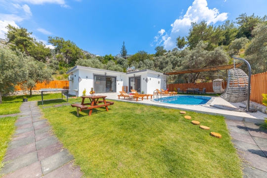 Geniş bahçesi ve özel yüzme havuzuyla dikkat çeken tam korunaklı Villa Dinger dış görünümü.