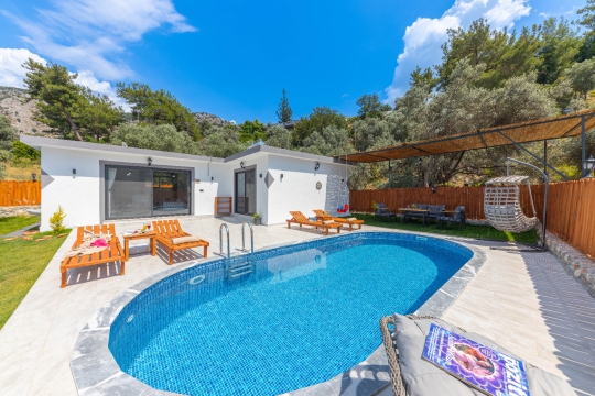 Özel yüzme havuzu ve güneşlenme alanlarıyla Villa Dinger, balayı villası arayanlar için ideal.