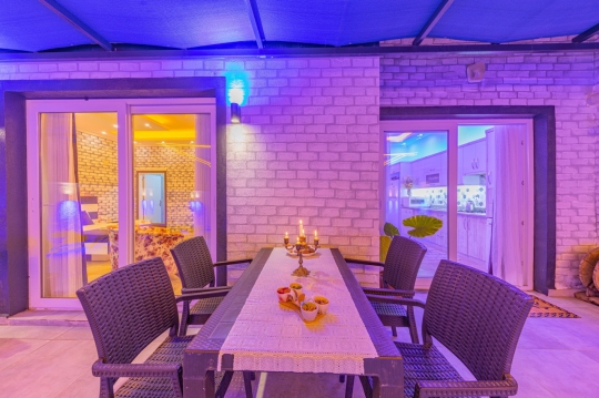 Villa Paşa’nın havuz başı yemek alanı, çiftlerin keyifli ve huzurlu vakit geçirebileceği özel bir ortam sunmaktadır.