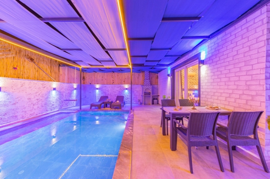Özel havuz alanı ve modern aydınlatmalarıyla Villa Paşa, Kalkan’da romantik balayı villası arayan misafirlerin tercihidir.