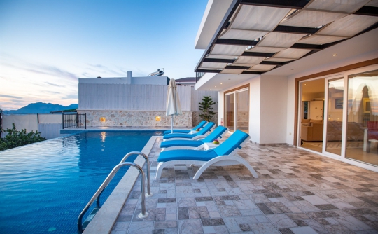 Villa Vion Kalkan Üzümlü geniş havuz terası ve güneşlenme alanı