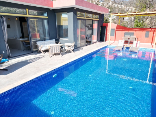 Temiz, bakımlı ve manzaraya karşı serinleme imkanı sunan lüks havuz.