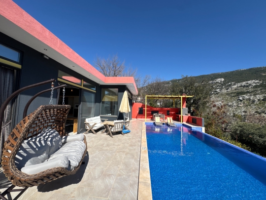 Havuz başında güneşlenirken huzuru hissedeceğiniz geniş alan.