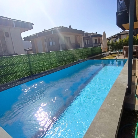 Havuz kenarında, sevdiklerinizle unutulmaz akşam yemekleri yiyebileceğiniz geniş masa düzeni.