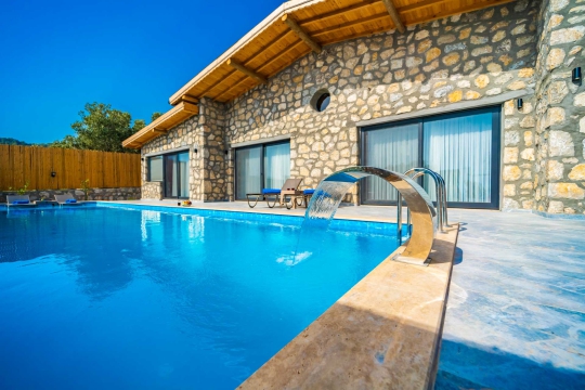 Villa Kumsal 1’in şık şezlongları ve özel havuzu ile havuz başı keyfi.