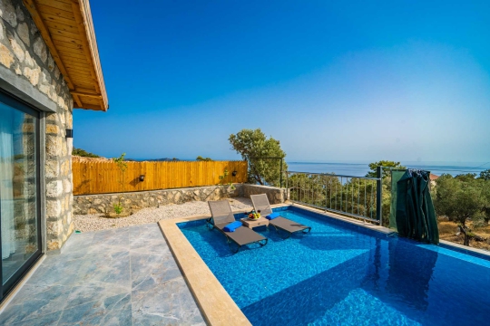 Lüks villanın sonsuzluk havuzundan kesintisiz deniz ve doğa manzarası.