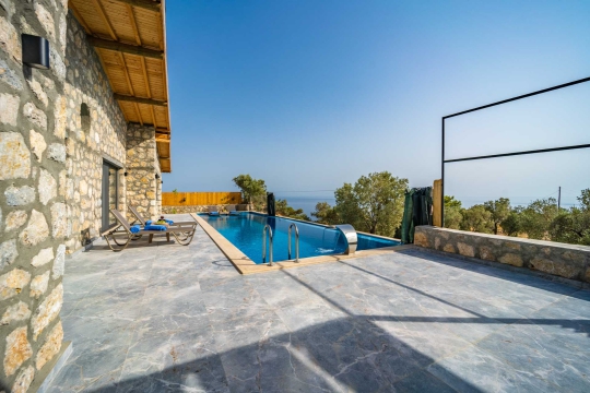 Lüks villanın sonsuzluk havuzundan kesintisiz deniz ve doğa manzarası.