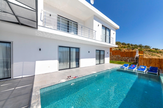 Turkuaz renkli özel yüzme havuzuna ve ferah terasa sahip lüks kiralık villa.