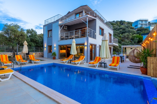Villa Manolya | Kalkan Kışla’da Deniz Manzaralı, Jakuzili, Merkeze Yakın 5+1 Lüks Kiralık Tatil Villası