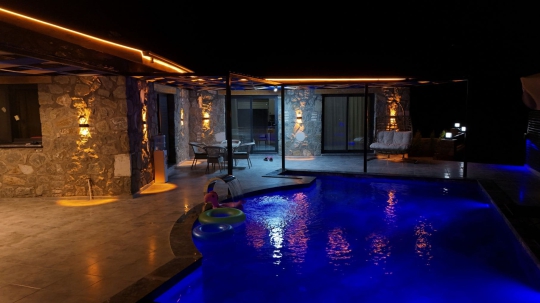 Villa Yaka 3, Yakaköy'de muhafazakâr ailelere özel tasarlanmış korunaklı havuz terasıyla konforlu bir tatil sunuyor