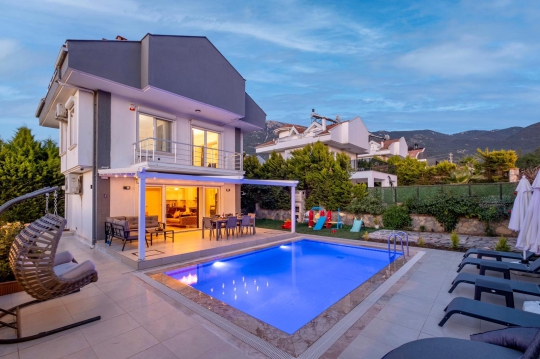 Gece aydınlatmalı müstakil villa, özel havuz ve bahçe oyun alanı