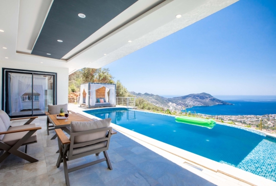 Kalkan Akbel’de deniz manzaralı, bahçeli ve özel havuzlu lüks villa dış alanı