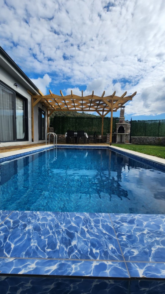 Kayaköy’ün temiz havasında ferah bir bahçe ve 21 m²’lik özel yüzme havuzu.