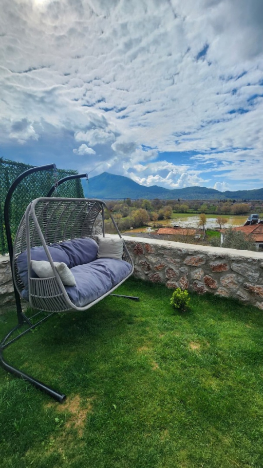 Doğa manzarasına karşı dinlenebileceğiniz konforlu bahçe salıncağı.