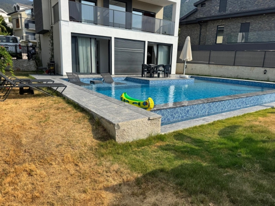 Çocuklu aileler ve arkadaş grupları için ideal, çim bahçe alanına ve özel havuza sahip Villa Pan 1.