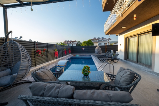 Villa Pandora'nın özel yüzme havuzu, çocuk havuzu ve geniş havuz terasıyla ailelere uygun konforlu yaşam alanı.