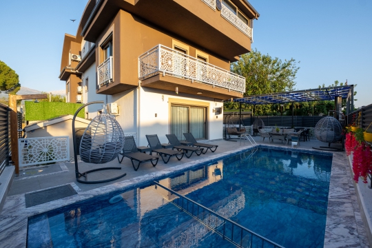 Seydikemer Gerişburnu'ndaki Villa Pandora'nın modern dış cephesi ve özel yüzme havuzuyla ayrıcalıklı villa tatili.