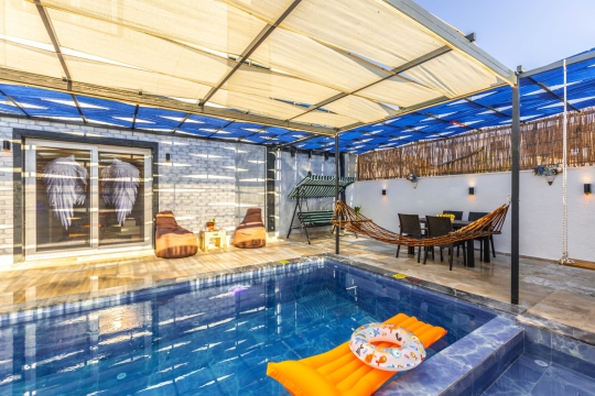 Özel yüzme havuzu ve dinlenme alanlarıyla Villa Paşa, Kalkan’da jakuzili ve korunaklı villa arayan misafirlerin tercihidir.
