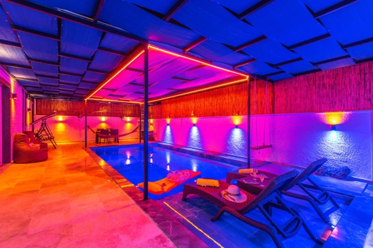 Renkli LED aydınlatmalarıyla dikkat çeken Villa Paşa havuz alanı, romantik balayı tatilleri için eşsiz bir atmosfer sunmaktadır.