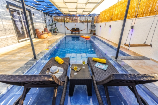 Korunaklı havuz terası ve özel oturma alanlarıyla Villa Paşa, gözlerden uzak huzurlu bir tatil imkânı sağlamaktadır.