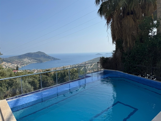 Havuz başından görünen panoramik Kalkan koyu ve adalar manzarası