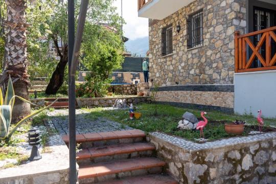Taş merdivenler ve villanın girişindeki otantik doku.