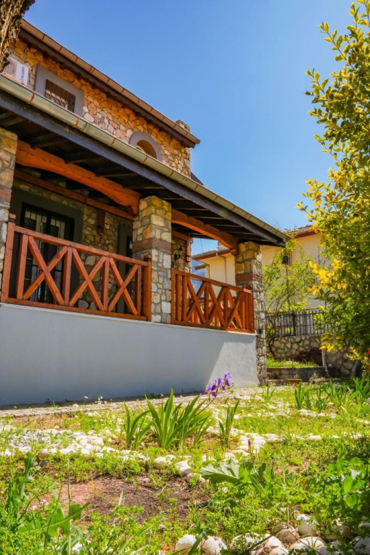 Gölgede dinlenmek için ideal, geniş ve korunaklı veranda.