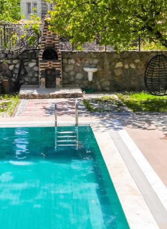 Modern tasarımlı havuz alanıyla öne çıkan villa trio.