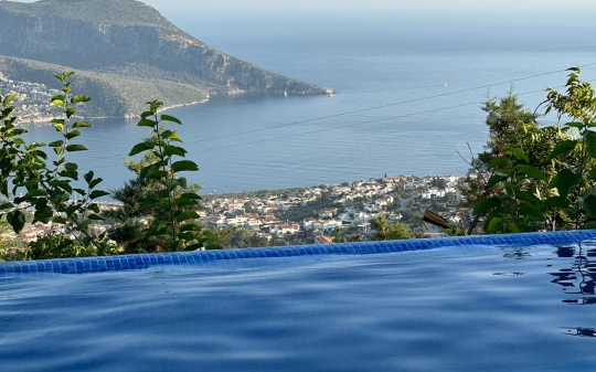 Sonsuzluk havuzundan görünen Kalkan koyu, adalar ve kesintisiz deniz manzarası