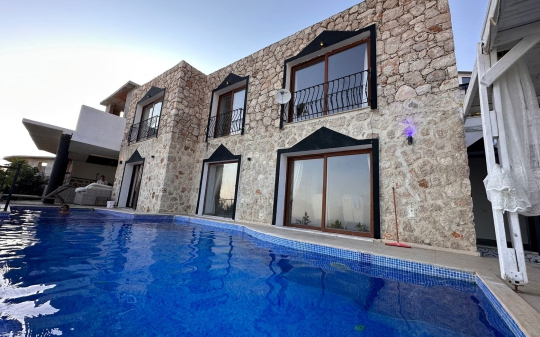 Doğal taş kaplama villa binası, özel havuz ve geniş havuz terası