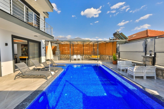 Villa Yuka 2'nin Kaş Çavdır'daki özel yüzme havuzu, geniş güneşlenme alanı ve korunaklı bahçesi balayı çiftleri ve aileler için ideal bir tatil ortamı sunmaktadır.