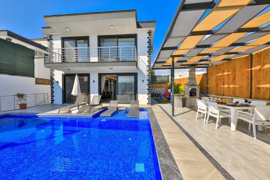 Villa Yuka 2'nin Kaş Çavdır'daki özel havuzu, geniş terası ve modern bahçe düzeniyle muhafazakar villa tatili için konforlu yaşam alanları sunmaktadır.