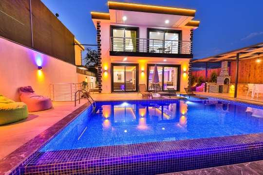 Kaş Çavdır Villa Yuka 2'nin özel havuzu ve estetik dış mimarisi, balayı ve aile tatilleri için ayrıcalıklı bir konaklama deneyimi sunmaktadır.