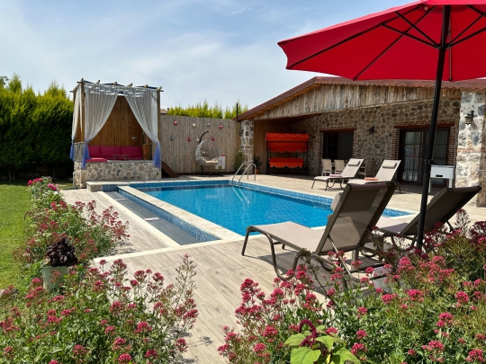 Villa Tuana 1 Fethiye Kayaköy'de korunaklı özel havuz ve güneşlenme alanı