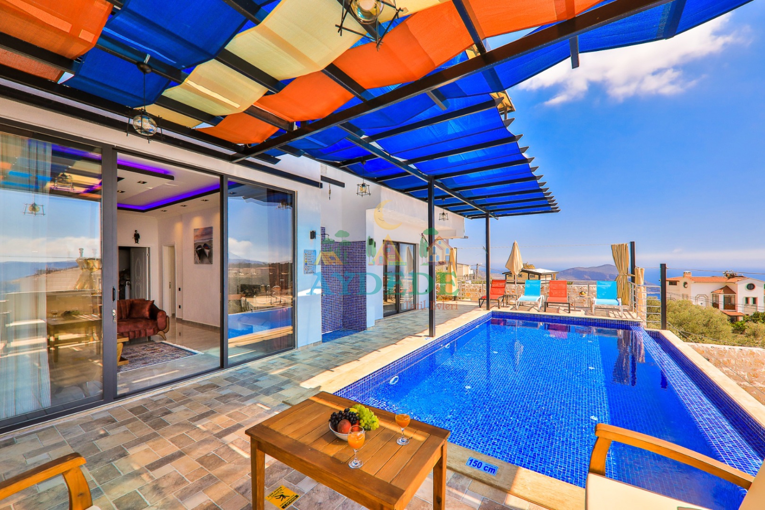 Kalkan Akbel deniz manzaralı kiralık villa havuz terası ve şezlonglar.