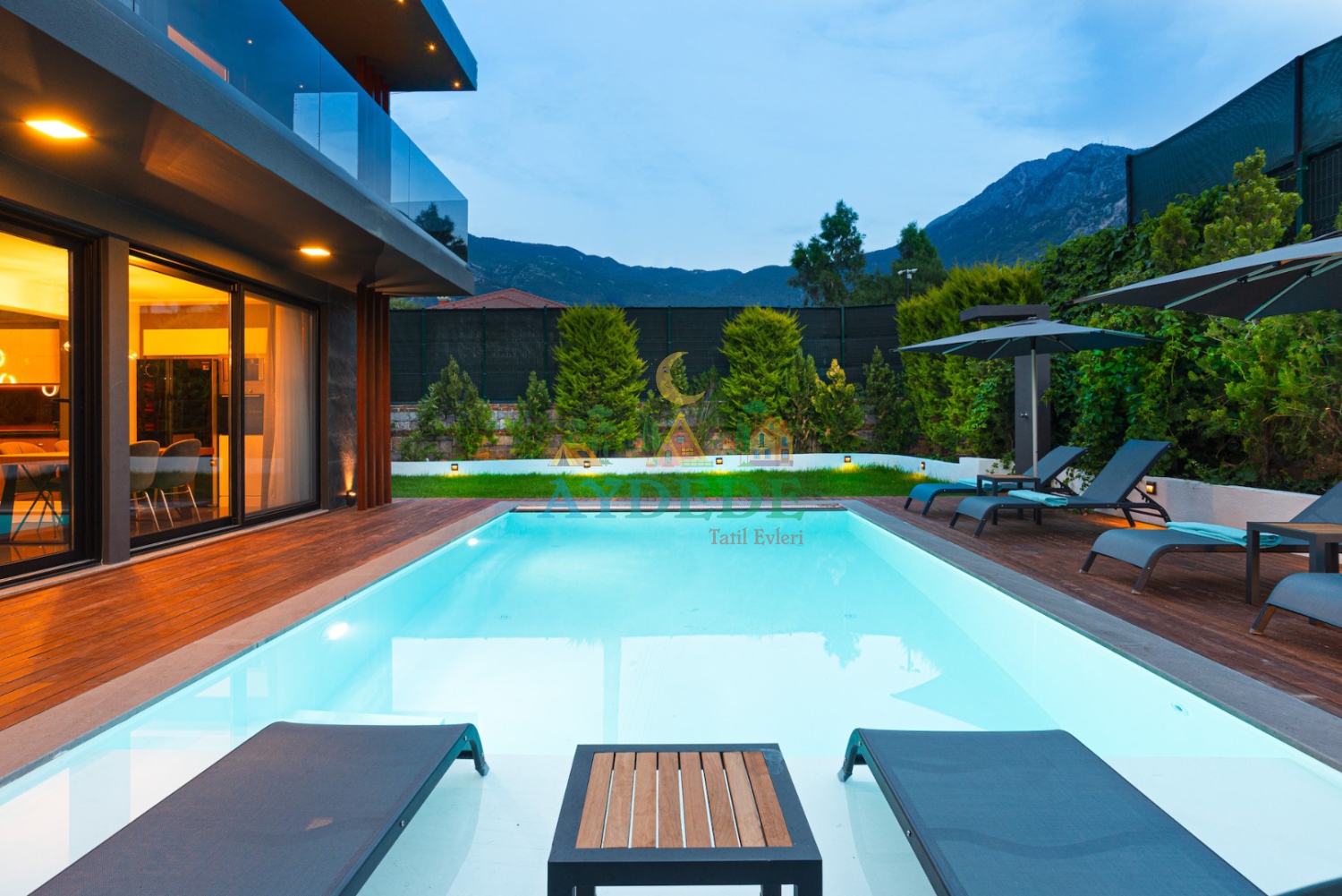 Villa Veno’nun Fethiye Hisarönü’nde yer alan özel havuzlu bahçe alanı, modern mimarisi ve doğa manzarasıyla lüks tatil deneyimi sunuyor.